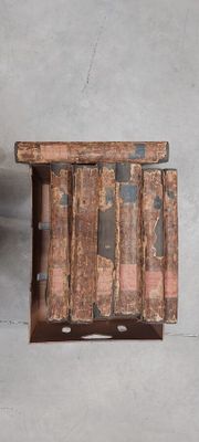 une petite boîte en bois sur laquelle sont posés plusieurs livres