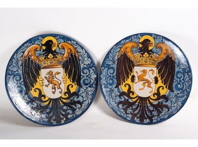 deux assiettes ornées d'un blason et d'une couronne