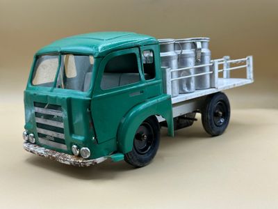 CIJ Camion pour le transport de cuves de lait, avec une clé …