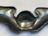 une image représentant une broche en argent et en or