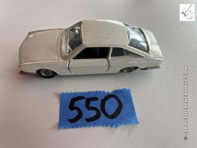 une petite voiture posée sur une feuille de papier