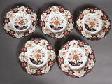 six assiettes et tasses ornées de motifs floraux, posées sur une table