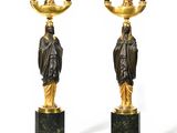 paire de bougeoirs anciens en bronze et marbre, sur des socles en marbre