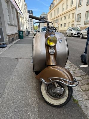 un scooter garé sur le bord de la rue