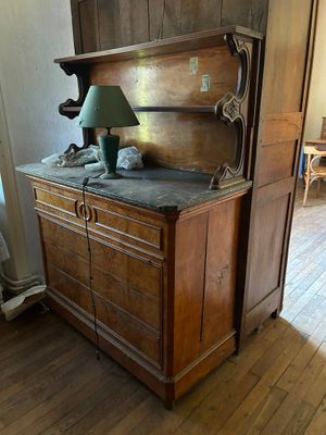 une armoire en bois surmontée d'une lampe