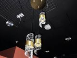 les trois lampes suspendues au plafond de la pièce