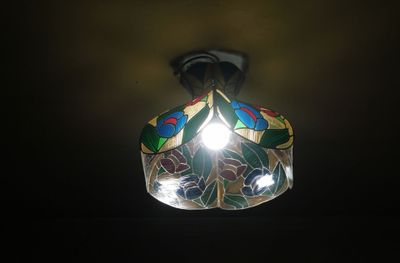 une lumière allumée dans une pièce