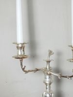 PAIRE DE CANDELABRES à deux bras de lumière en métal argenté… (photo 2)
