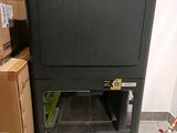 une machine noire posée par terre