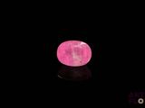 gros plan d'un diamant rose sur une surface noire
