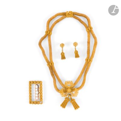 une image représentant un collier, des boucles d'oreilles et une bague, accompagnée d'un cadre photo