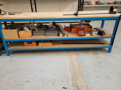 un établi contenant beaucoup d'outils