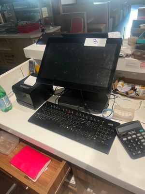 un bureau sur lequel se trouvent un ordinateur portable, un clavier et une calculatrice