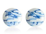 paire de boucles d'oreilles en porcelaine bleue et blanche représentant un dragon sur une vague
