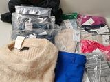 une pile de vêtements posée sur une table