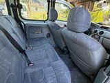 l'intérieur d'une voiture dont les sièges avant sont rabattus