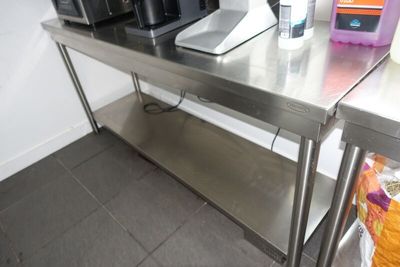 SUR DESIGNATION : Deux plans de travail inox *** Si pas pren…