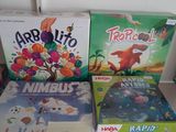 beaucoup de jeux de société sur la table