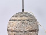 l'image d'une lampe posée sur une table