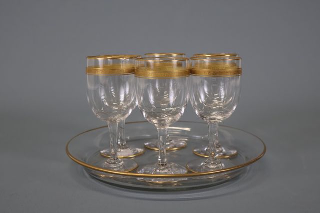 Six verres à pied en cristal avec plateau rond décor or