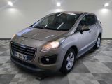 la petite voiture argentée est garée dans une grande pièce