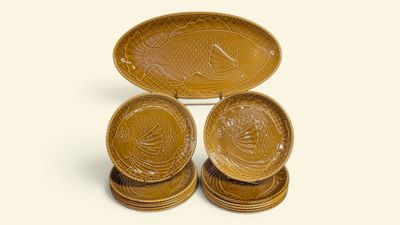 quatre assiettes et un plateau ornés d'un motif de poisson