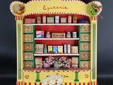 une petite vitrine contenant divers objets, sur fond noir
