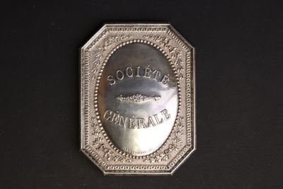 a picture of a silver plate with a picture on it