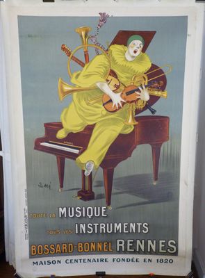 affiche représentant une femme en robe jaune jouant d'un instrument de musique