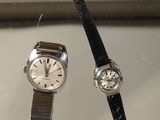 deux montres exposées dans une vitrine