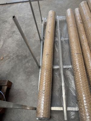 un tas de tuyaux métalliques posé sur une table