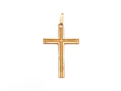 pendentif en forme de croix en or sur fond blanc