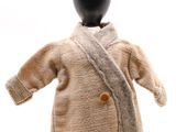 manteau beige sur un mannequin, sur fond blanc