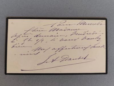 gros plan d'une feuille de papier sur laquelle on peut lire une écriture manuscrite