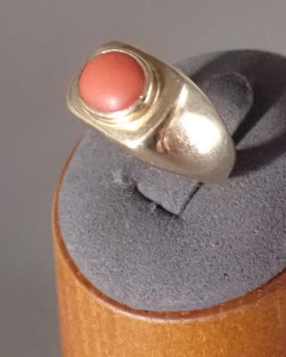 une bague en argent surmontée d'une pierre de corail