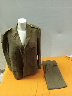 un mannequin vêtu d'une veste et d'un pantalon, posé sur une table