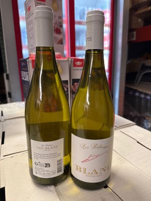 deux bouteilles de vin blanc posées sur une table