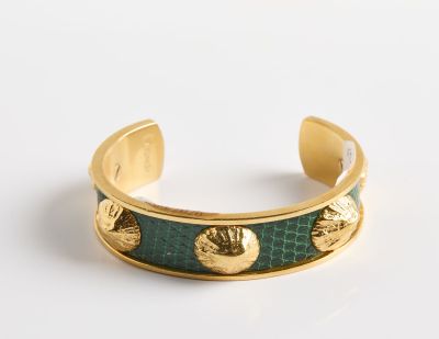 Ce bracelet manchette en or présente un motif de peau de serpent verte et des clous dorés