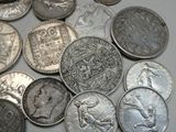 un lot de pièces de monnaie posées sur une table