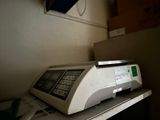une machine posée sur un comptoir