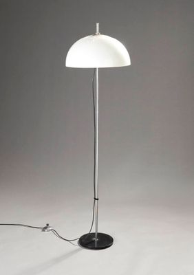 gros plan d'une lampe sur une table avec un cordon