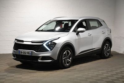 Le SUV blanc est garé dans une pièce blanche au sol carrelé.