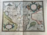 un vieux livre sur lequel figurent une carte et une boussole