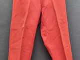 un pantalon rouge suspendu à un cintre