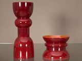 deux vases rouges posés sur une table