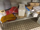 une étagère métallique sur laquelle sont posées des boîtes et d'autres objets
