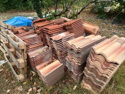 un tas de vieilles tuiles par terre