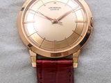 une montre-bracelet en or avec un bracelet rouge