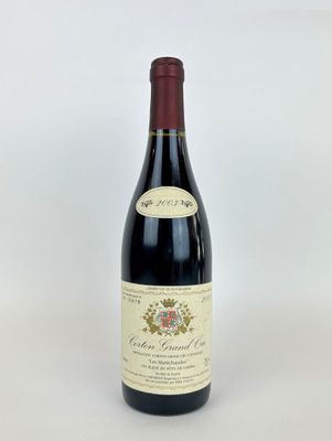 une bouteille de vin rouge posée sur une table blanche
