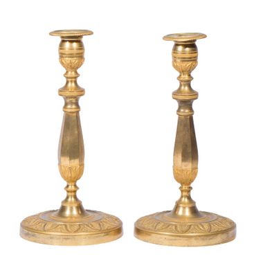 paire de chandeliers anciens en laiton sur piédestal sur fond blanc